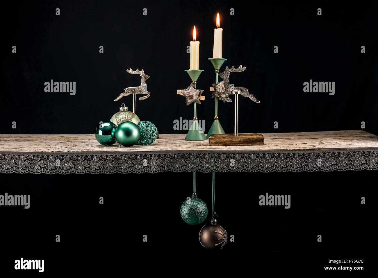 Weihnachten Dekoration Elemente in warmen, türkisfarbenen Töne vor einem dunklen Hintergrund. Neben Türkis, Dunkelbraun, holz und alten Silber schaffen eine Ch Stockfoto