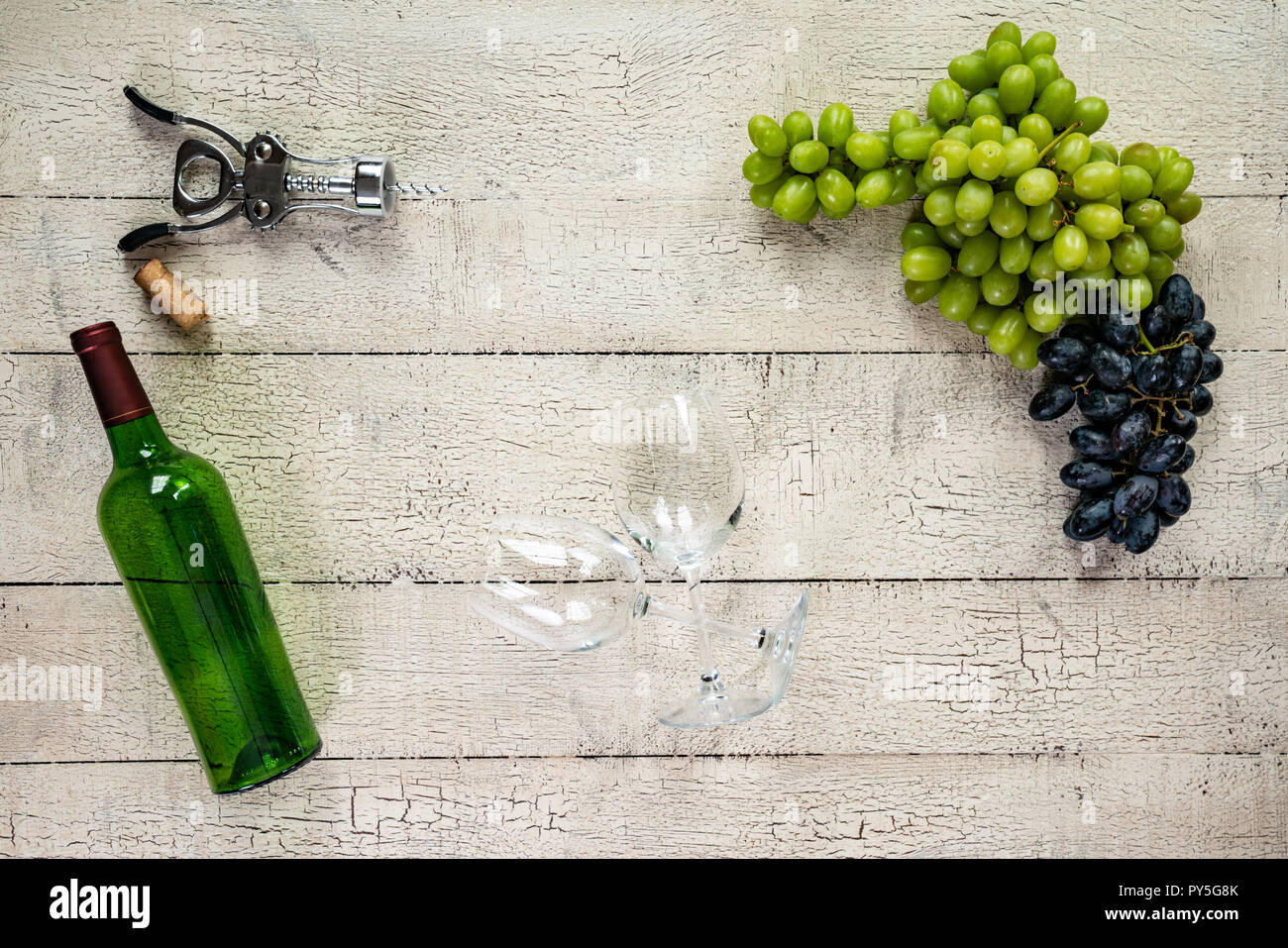 Hintergrund mit Flasche Wein, Gläser und Trauben Stockfoto
