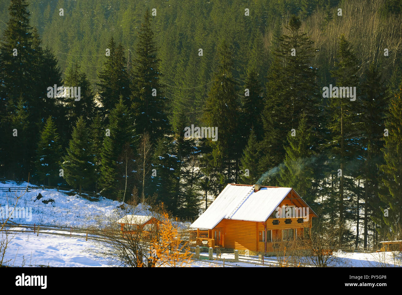Holzhaus in den Karpaten Gebirge im Winter. Die Ukraine Stockfoto