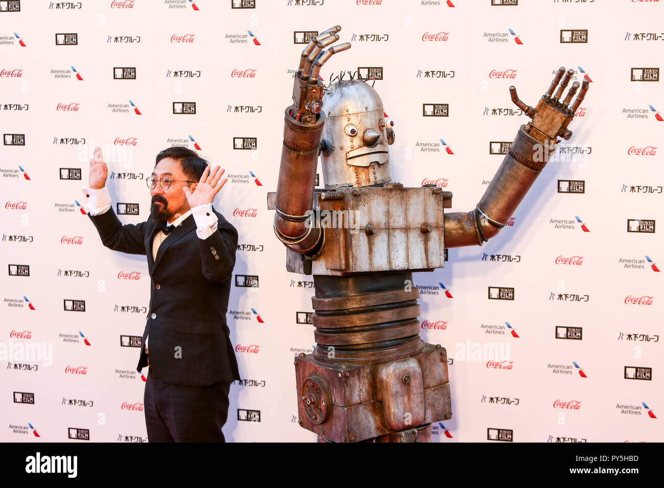 Tokio, Japan. 25 Okt, 2018. Darsteller der Film "hard-core" posieren für Fotos während der Eröffnungszeremonie des Tokyo International Film Festival in Tokio, Japan, am Okt. 25, 2018. Quelle: Ma Caoran/Xinhua/Alamy leben Nachrichten Stockfoto