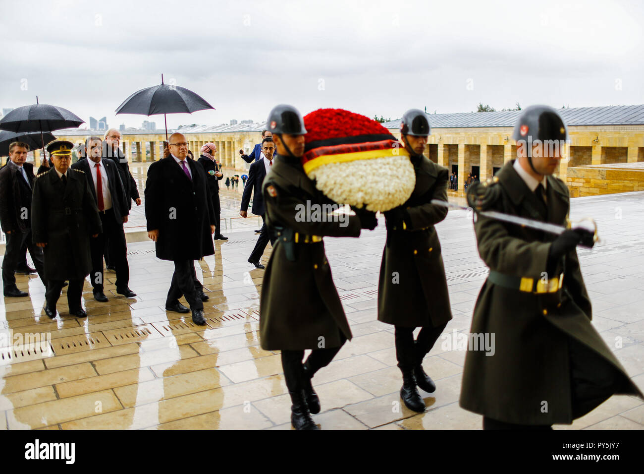 Ankara, Türkei. 25 Okt, 2018. Der Bundesminister für Wirtschaft Peter Altmaier (M) beteiligt sich an der Festlegung einer Kranzniederlegung am Mausoleum von Mustafa Kemal Atatürk' Das Mausoleum Anitkabir'. Während seines zweitägigen Besuchs in der Türkei, die deutsche Justizministerin will einen Beitrag zur Verbesserung der bilateralen Beziehungen zu machen. Credit: Ahmed Deeb/dpa/Alamy leben Nachrichten Stockfoto