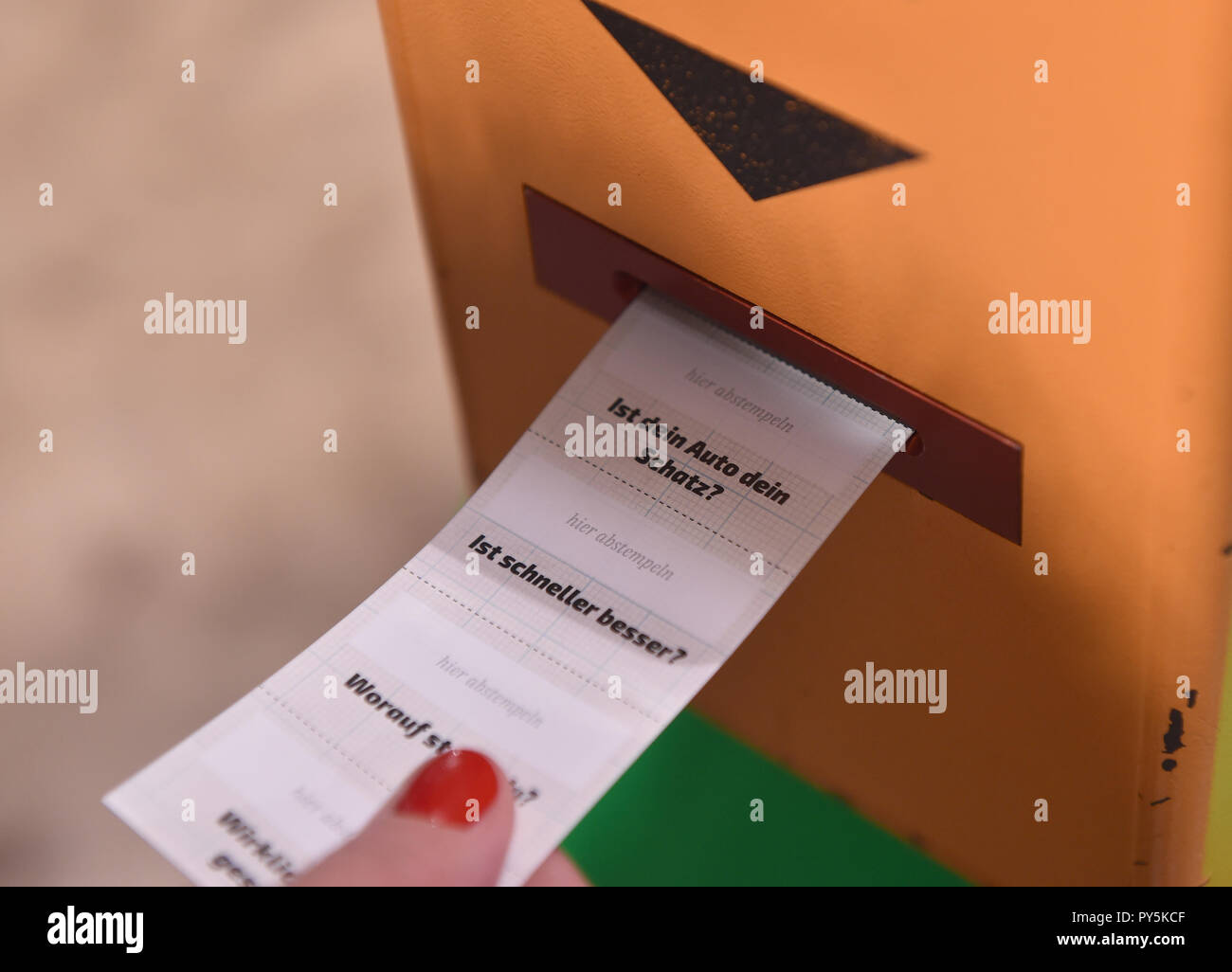 Dortmund, Deutschland. 25 Okt, 2018. Magdalena Ross in der interaktiven Ausstellung über die Mobilität von oben und Gehen" in der DASA einen Zettel mit der Aufschrift 'Ist dein Auto dein Schatz? Vom 26.10. bis 14.07.2019, die Ausstellung auf die Mobilität unserer täglichen Fahrten mit dem Auto, dem Fahrrad, zu Fuß und mit Bus und Bahn in einem Adventure Kurs zeigen. Credit: Caroline Seidel/dpa/Alamy leben Nachrichten Stockfoto