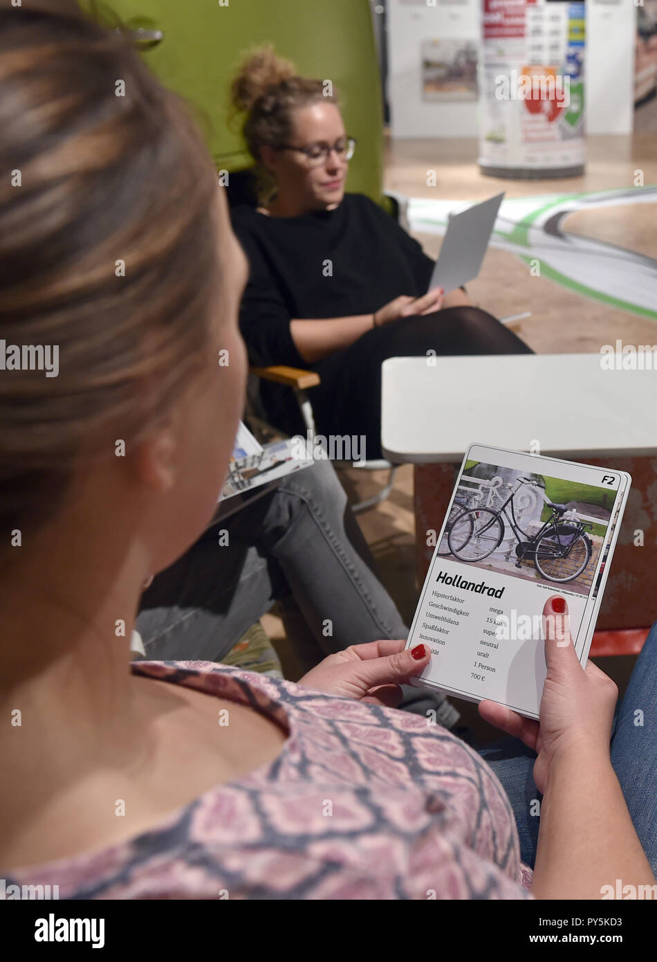 Dortmund, Deutschland. 25 Okt, 2018. Ria Glaue (l) und Magdalena Roß vor der VW-Bus in der interaktiven Mobilität Ausstellung 'Stop and Go" sitzen an der DASA und Mobilität Bingo spielen. Vom 26.10. bis 14.07.2019, die Ausstellung auf die Mobilität unserer täglichen Fahrten mit dem Auto, dem Fahrrad, zu Fuß und mit Bus und Bahn in einem Adventure Kurs zeigen. Credit: Caroline Seidel/dpa/Alamy leben Nachrichten Stockfoto