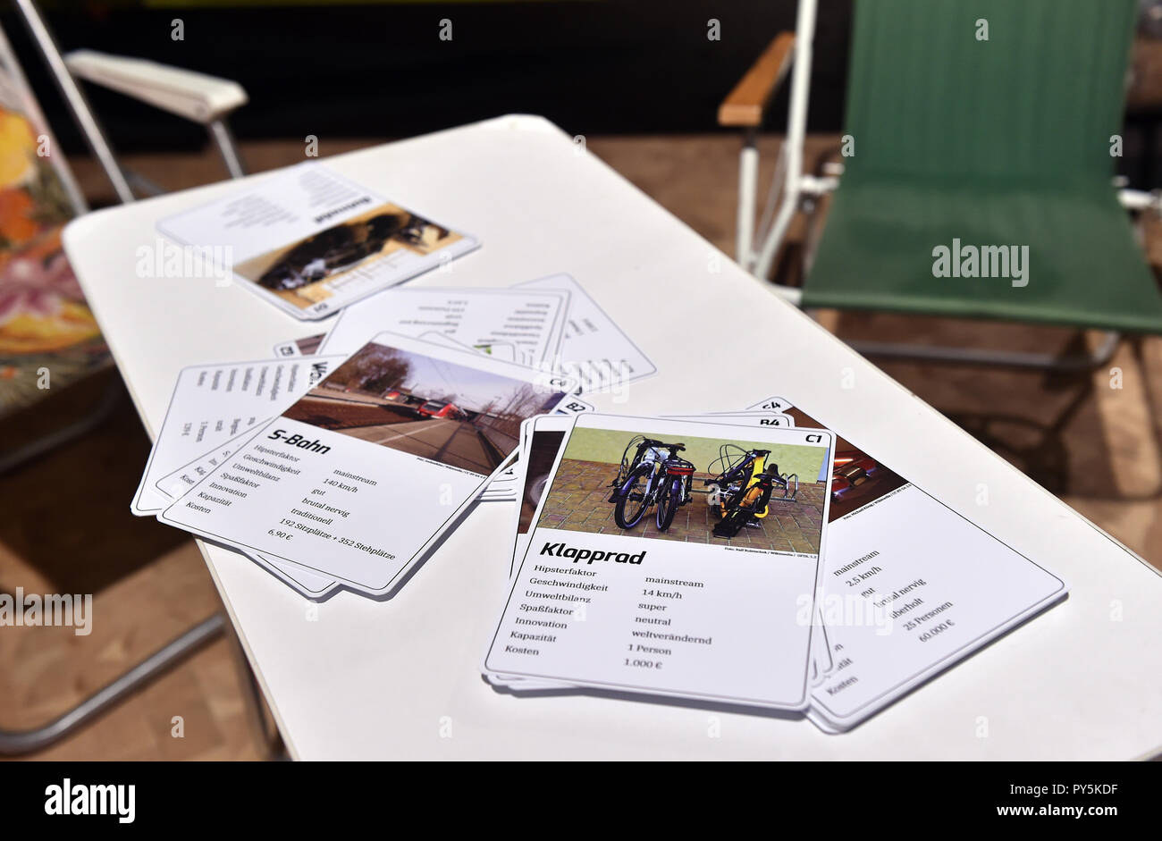 Dortmund, Deutschland. 25 Okt, 2018. Eine Mobilität bingo liegt auf einem Tisch in der interaktiven Mobilität Ausstellung 'Stop and Go" in der DASA. Vom 26.10. bis 14.07.2019, die Ausstellung auf die Mobilität unserer täglichen Fahrten mit dem Auto, dem Fahrrad, zu Fuß und mit Bus und Bahn in einem Adventure Kurs zeigen. Credit: Caroline Seidel/dpa/Alamy leben Nachrichten Stockfoto