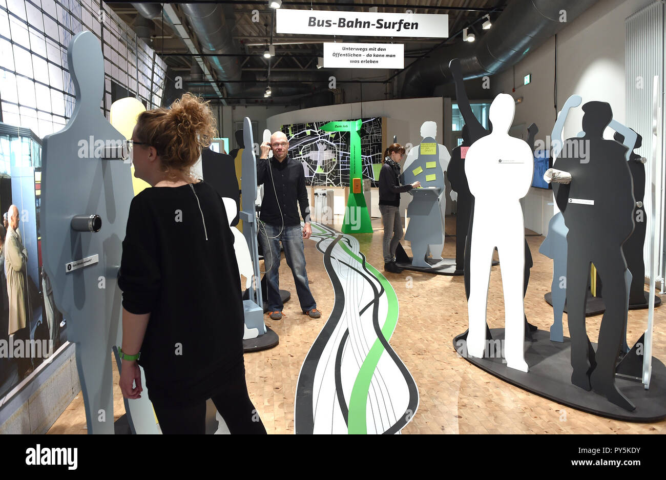 Dortmund, Deutschland. 25 Okt, 2018. Magdalena Roß (L-R), Philipp Horst und Luisa Kern riechen, hören und in der interaktiven Mobilität Ausstellung top und weiter schreiben' an der DASA. Vom 26.10. bis 14.07.2019, die Ausstellung auf die Mobilität unserer täglichen Fahrten mit dem Auto, dem Fahrrad, zu Fuß und mit Bus und Bahn in einem Adventure Kurs zeigen. Credit: Caroline Seidel/dpa/Alamy leben Nachrichten Stockfoto