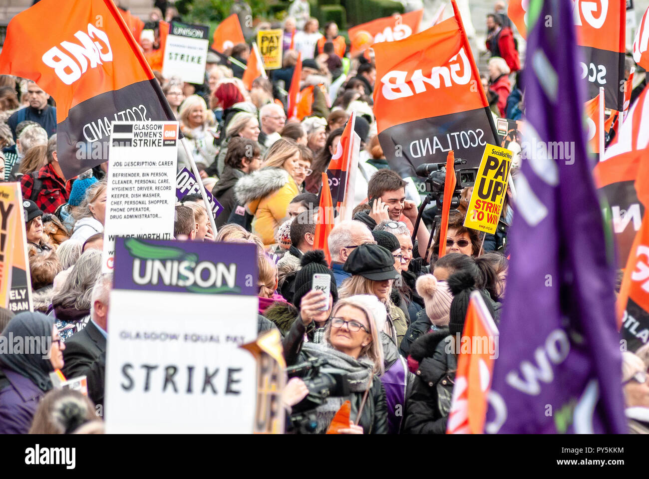 Glasgow, Renfrewshire, Großbritannien. 23 Okt, 2018. Überblick über den Streik auf dem George Square. Tausende von weiblichen Beschäftigten von Glasgow City auf einen 48-stündigen Streik für empfängt nicht die gleiche Bezahlung und nicht die korrekte Löhne zu Ihnen ging, der Rat der Stadt vor 12 Jahren Nachzahlungen in Millionen von Pfund reichen. Credit: Stewart Kirby/SOPA Images/ZUMA Draht/Alamy leben Nachrichten Stockfoto