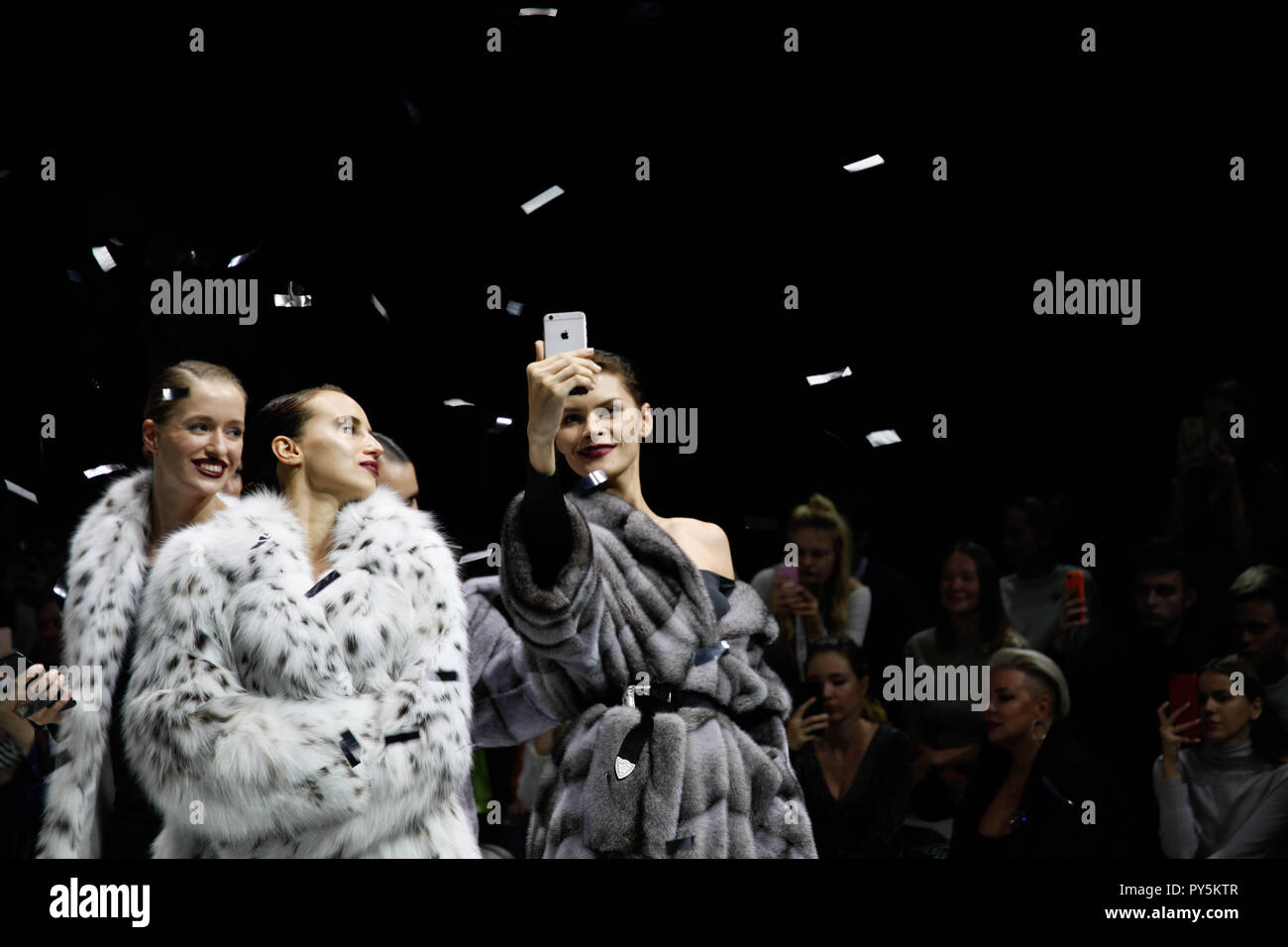 Moskau, Russland. 25. Okt 2018. Modell MD Makhmudow Djemal Show in Moskau Fashion Week Credit: Alex Cavendish/Alamy leben Nachrichten Stockfoto