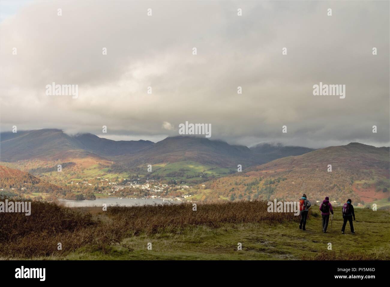 Cumbria GROSSBRITANNIEN. 25. Oktober 2018. UK Wetter. Sonnenschein und Duschen aus Latterbarrow fiel. Blick über den See Windermere. Kredit c Halle/Alamy Leben Nachrichten. Stockfoto