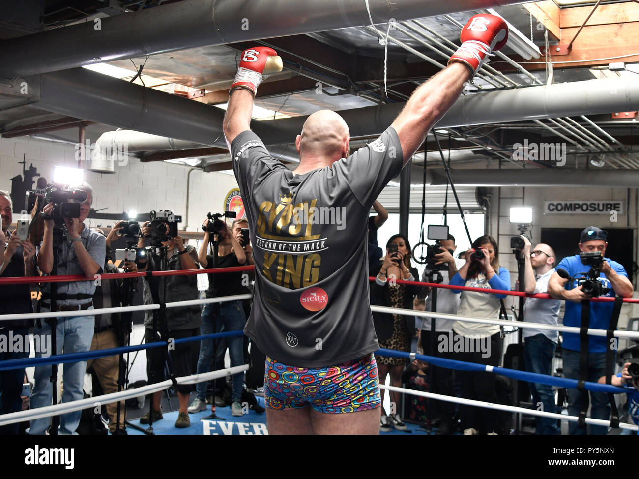 10-25-18. Santa Monica CA. Lineal Heavyweight Champion Tyson Fury arbeitet mit seinem Trainer Ben Davison während eines Los Angeles Medien Tag in Santa Monica CA im Churchill Turnhalle Donnerstag. Tyson Fury macht sich bereit für in seinem mit Spannung erwarteten WBC-WM im Schwergewicht gegen undefeated WBC-Weltmeister Deontay Wilder am 1. Dezember vom Staples Center in Los Angeles live auf SHOWTIME PPVÂ ¨. Foto von Gene Blevins/ZumaPress Credit: Gene Blevins/ZUMA Draht/Alamy leben Nachrichten Stockfoto