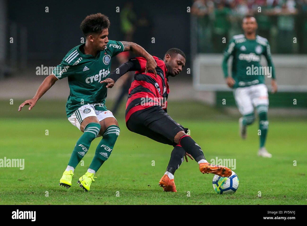 SP - Sao Paulo - 10/25/2018 - Brasilianische U-20-Meisterschaft 2018 - Palmeiras X Vitoria - Vitinho tun Palmeiras ist Bidding mit Edi Carlos tun Vitoria bei einem Spiel im Estadio Arena Allianz Parque der brasilianischen U-20-Meisterschaft. Foto: Ale Cabral/AGIF Stockfoto