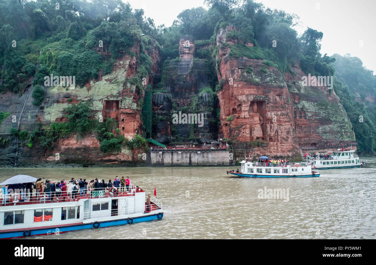 Chengdu, Sichuan Provinz Chinas. Okt, 2018 19. Touristen die Leshan Giant Buddha in Leshan Stadt auf dem Boot, im Südwesten Chinas Provinz Sichuan, Okt. 19, 2018. Die Prüfung von Leshan Giant Buddha begann am 8. Oktober Daten für bessere Wiederherstellung zu sammeln. Credit: Chen Minxiang/Xinhua/Alamy leben Nachrichten Stockfoto