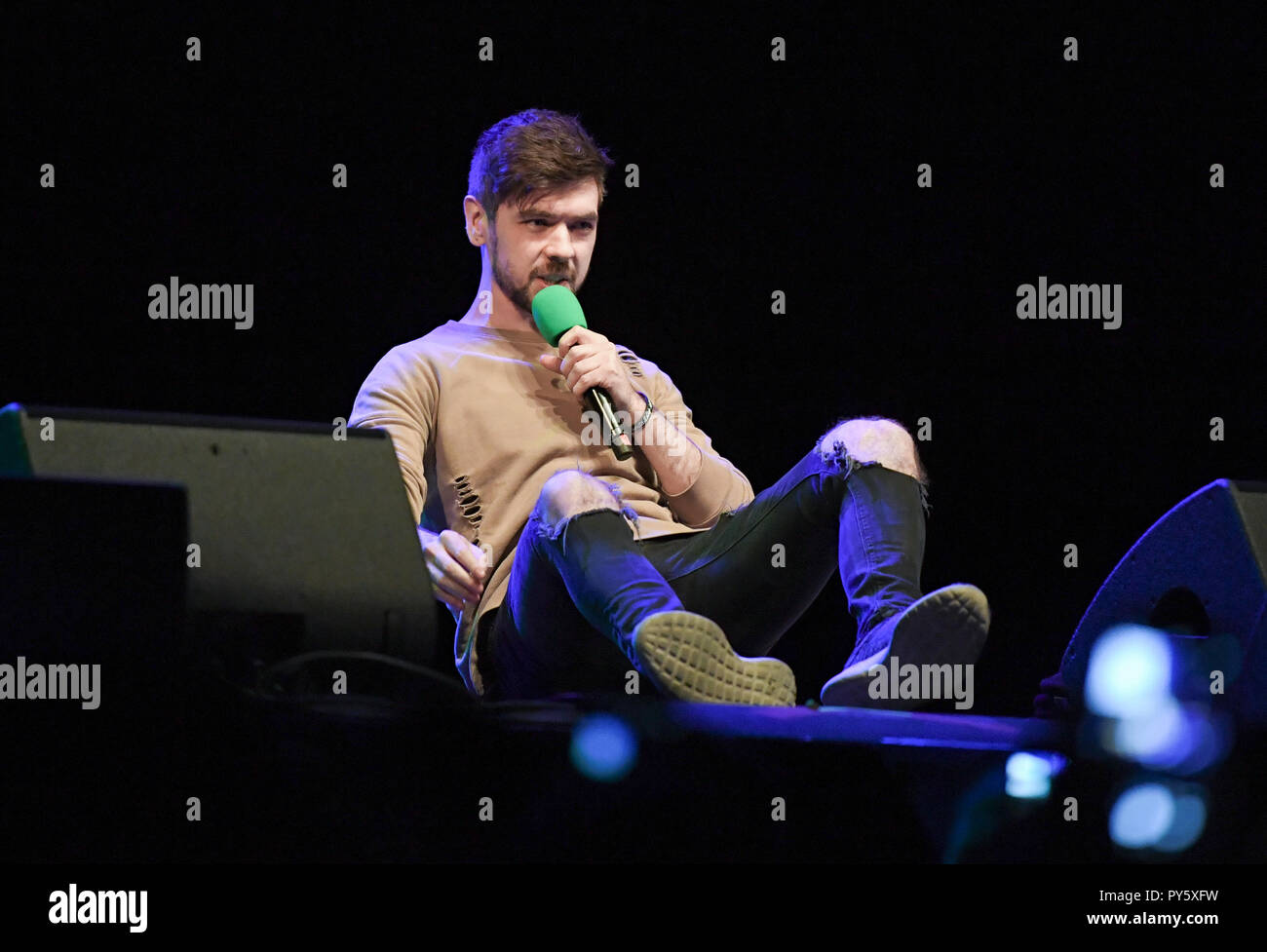 25 Oktober 2018, Berlin: Sean William McLoughlin, irische Erfolg YouTuber unter seinem Pseudonym Jacksepticeye, sitzt in seinem zeigen 'Wie sind wir hier?' auf der Bühne des Admiralspalast. Foto: Jens Kalaene/dpa-Zentralbild/ZB Stockfoto