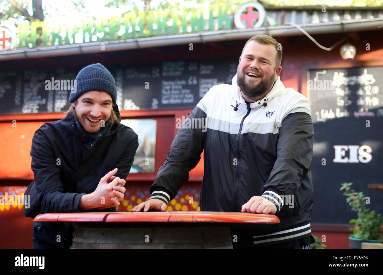 24 Oktober 2018, Mecklenburg-Vorpommern, Rostock: Christoph Verkaufen (l) und Jan bin onchi' Gorkow von der Band Feine Sahne Fischfillet. (Dpa-Korr 'Zeit für Geschenkkörbe: Die band Feine Sahne Fischfillet" vom 26.10.2018) Foto: Danny Gohlke/dpa Stockfoto