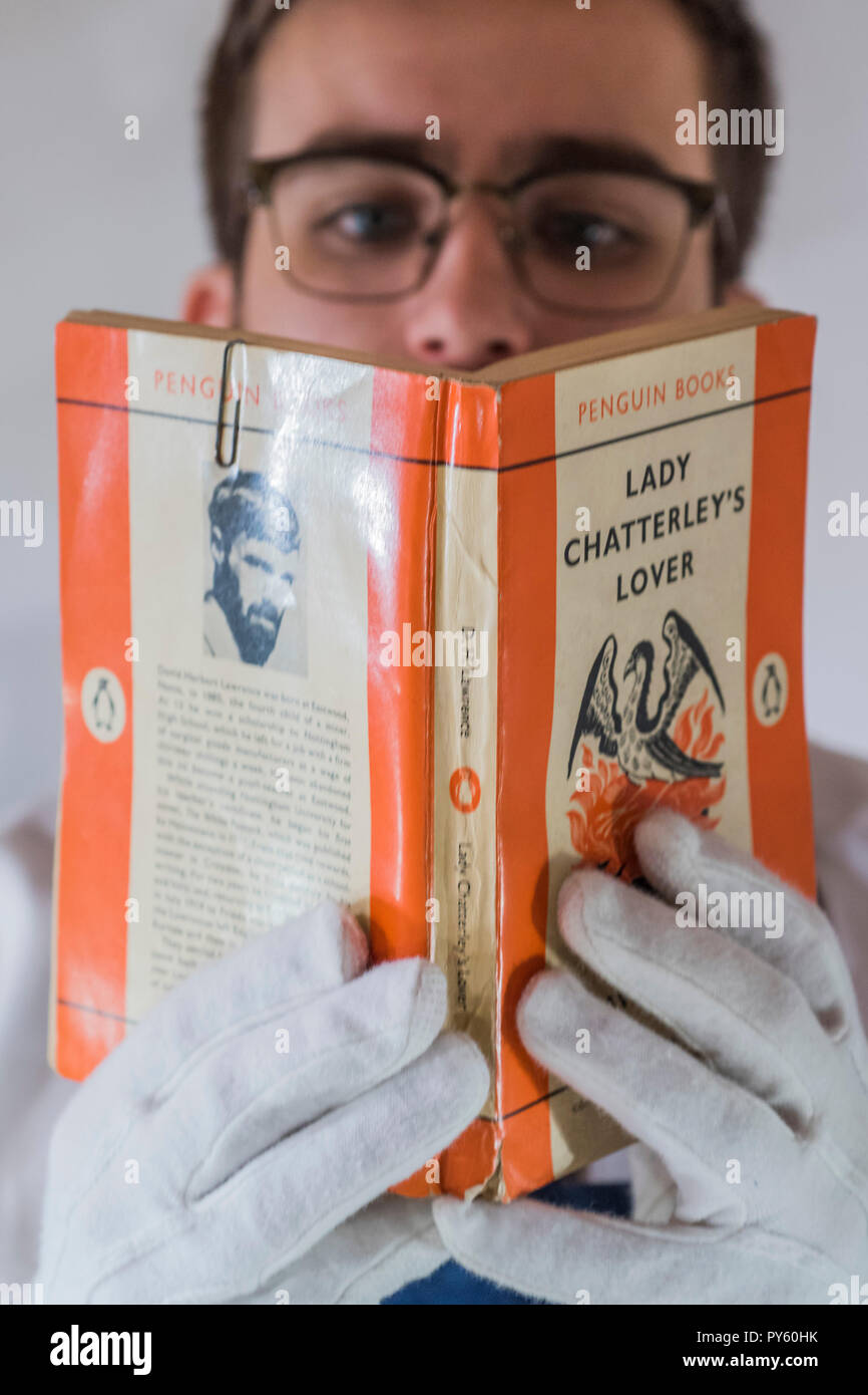 Sothebys, London, UK. 26. Okt 2018. Die Richter Kopie von Lady Chatterley Liebhaber im gefeierten Versuch in der Britischen Literaturgeschichte verwendet, um Diskretion in einem Damast bag Hand untergebracht, die von der Richterin Frau und einschließlich der Notizen genäht, die Liebe macht etc., durch Sie, est £ 10-15.000 - Mehr als 200 Objekte aus der Sammlung von Stanley J Seeger, der als einer der größten Sammler nach dem Krieg. Zusammen mit seinem Partner Christopher Kegel Sie einzigartige Häuser voller fabelhafte Dinge geschaffen, zeugt von ihrer Lebensfreude sammeln - bei Sotheby's New Bond Street. Credit: Guy Bell/Alamy leben Nachrichten Stockfoto