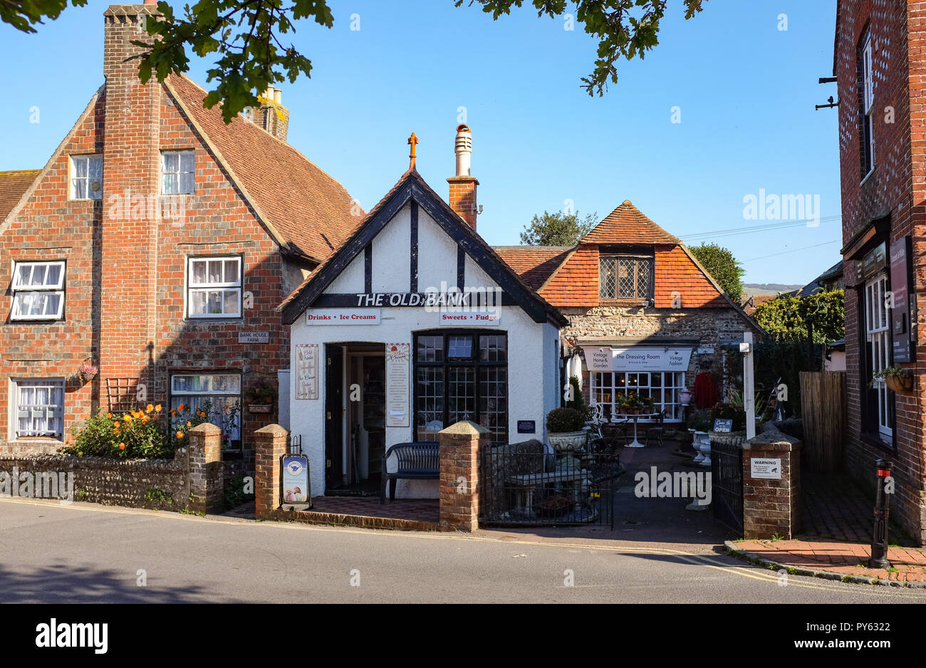 Die alte Bank jetzt eine Eisdiele im malerischen Dorf Alfriston East Sussex GROSSBRITANNIEN GROSSBRITANNIEN - Stockfoto