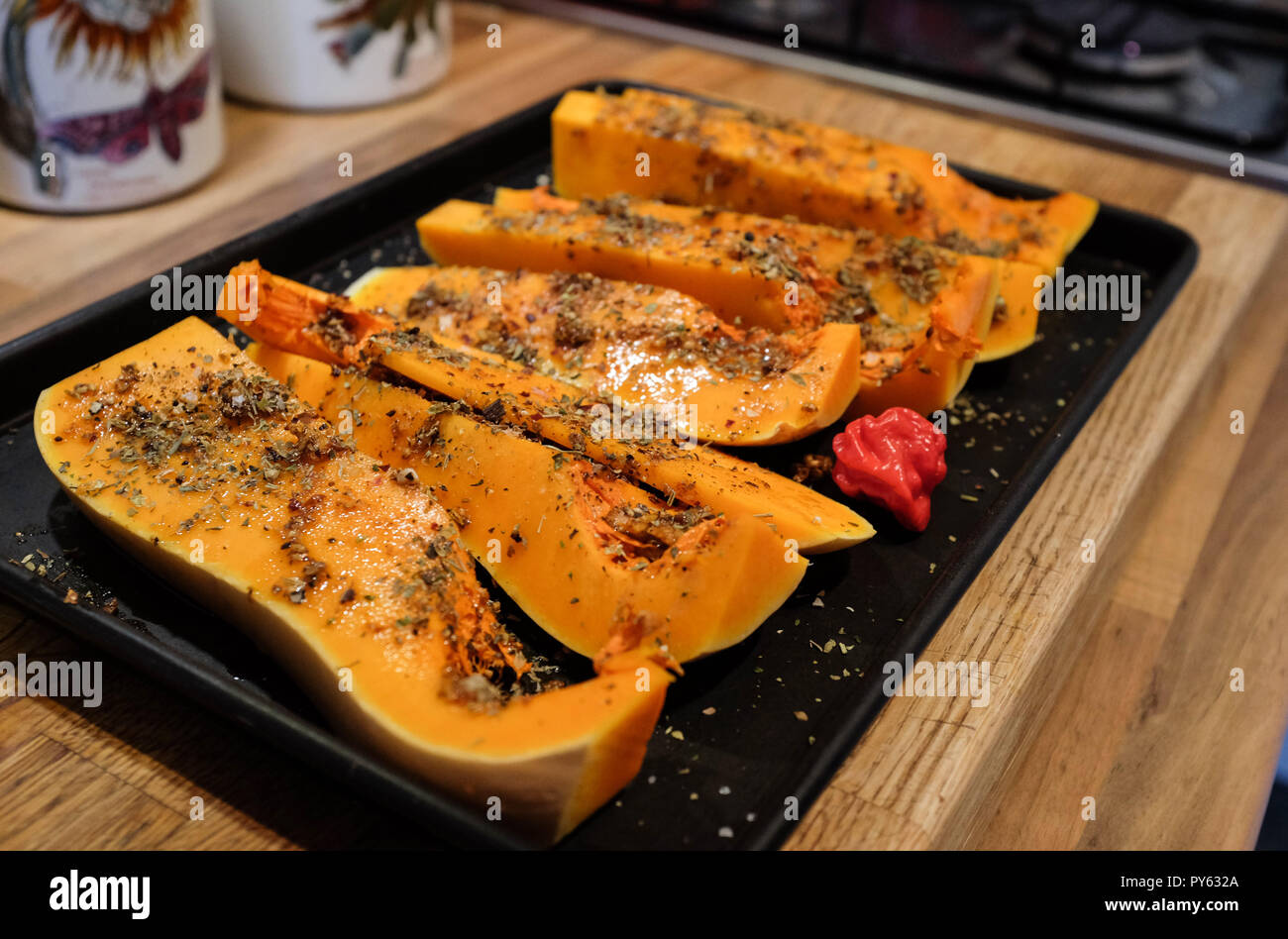 Home Kochen Braten Butternut Kürbis mit Gewürzen und Kräutern für den Ofen bereit Stockfoto
