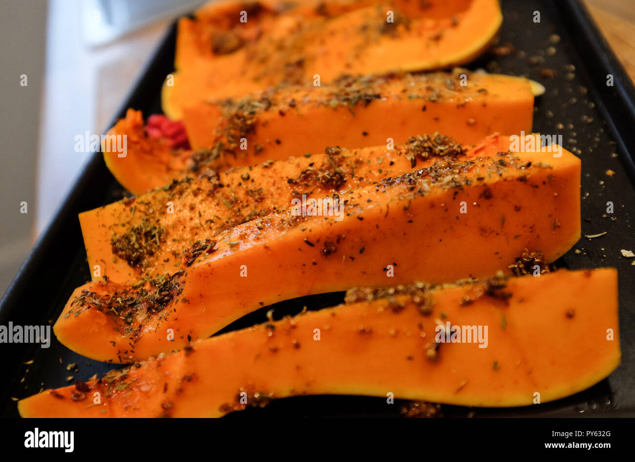 Home Kochen Braten Butternut Kürbis mit Gewürzen und Kräutern für den Ofen bereit Stockfoto