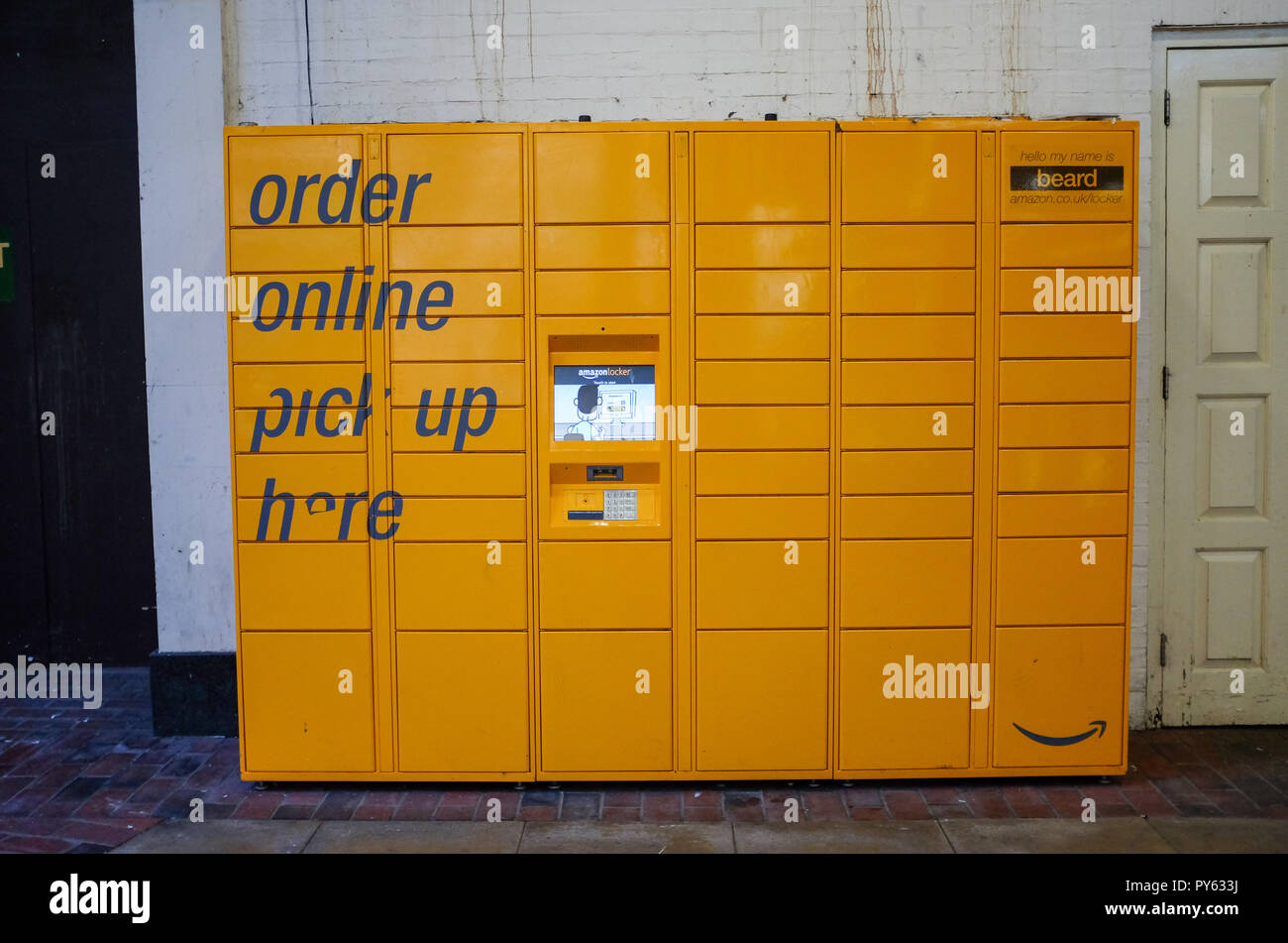 Amazon online bestellen abholen Schließfächer im Ladengeschäft Morrisons  Stockfotografie - Alamy