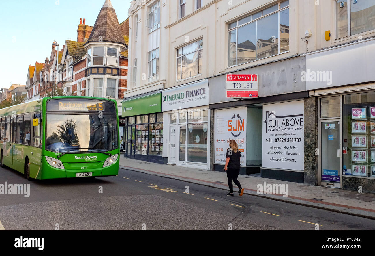 Worthing West Sussex Views & Einzelhandel - South Downs-Bus wird in leeren Geschäfte Stockfoto