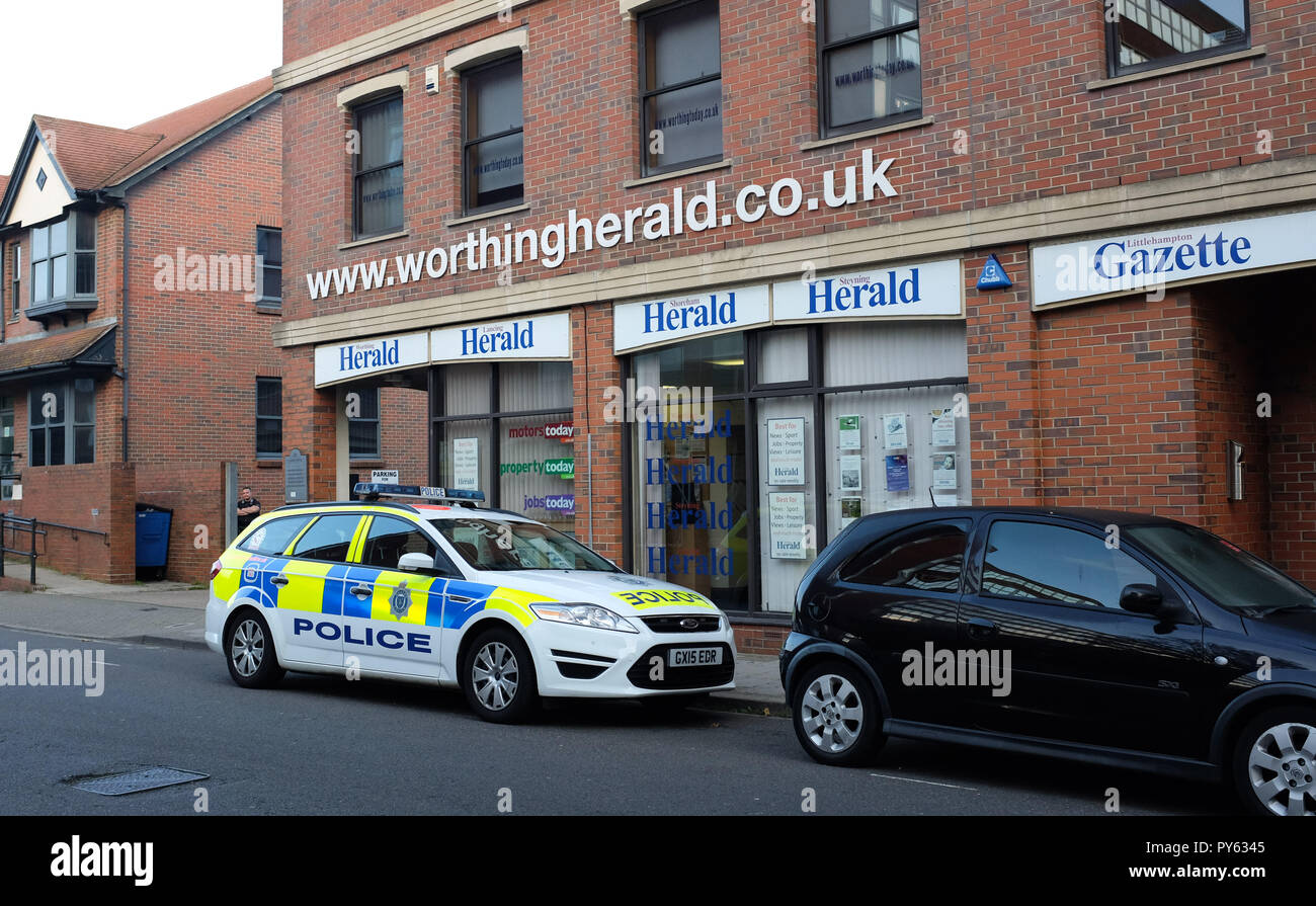 Worthing West Sussex Views & Einzelhandel - Lokale Papier Worthing Herald Büros mit Polizei Auto außerhalb Foto aufgenommen von Simon Dack Stockfoto