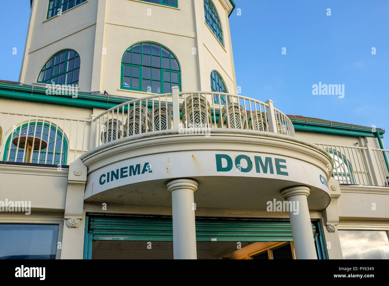 Worthing West Sussex Views & Einzelhandel - die Kuppel Kino an der Küste berühmt gemacht hat in dem Film Wish You Were Here Foto aufgenommen von Simon Dack Stockfoto