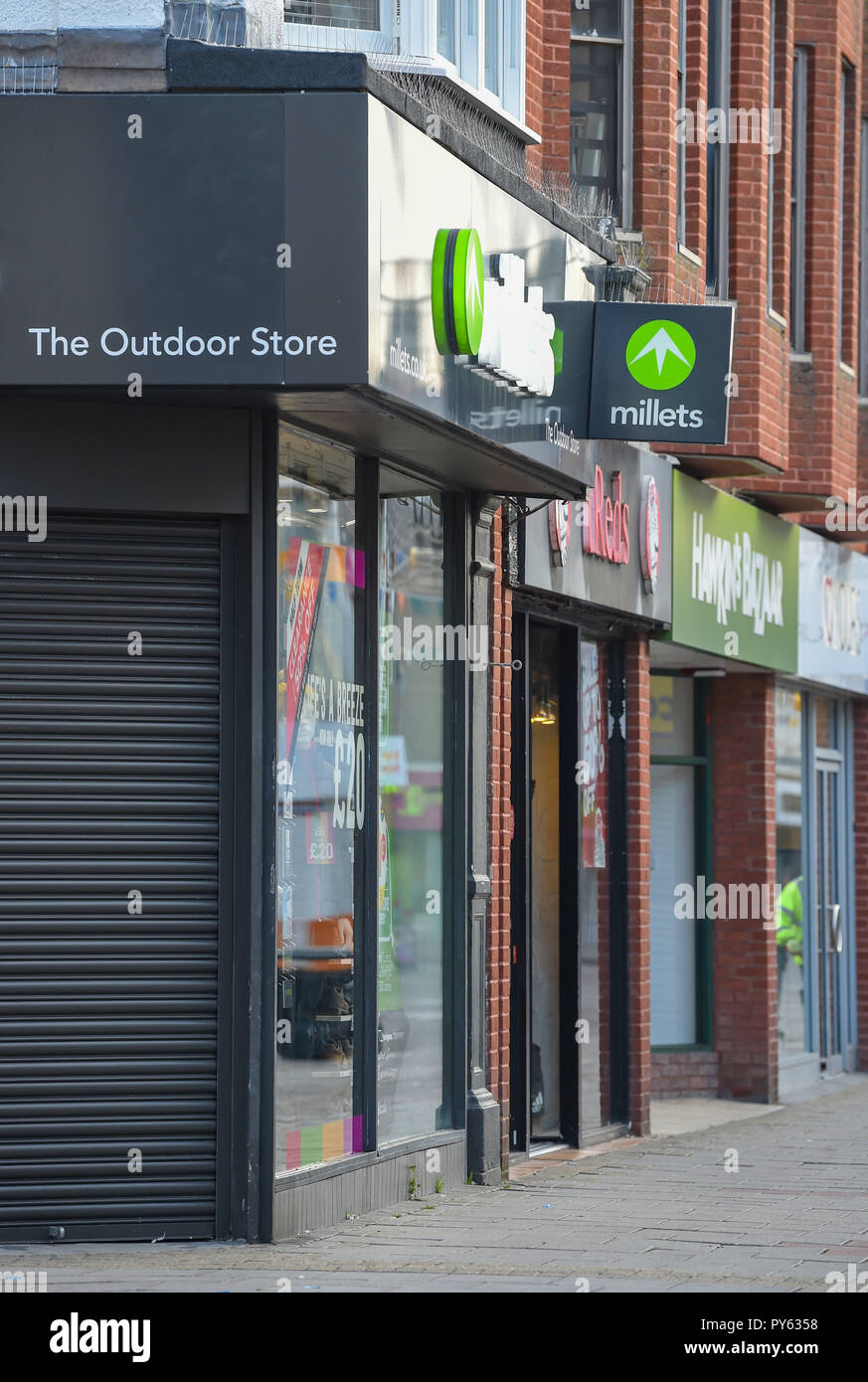 Worthing West Sussex Views & Einzelhandel - Montague Street mit Hirse im Shop an der Ecke Foto aufgenommen von Simon Dack Stockfoto