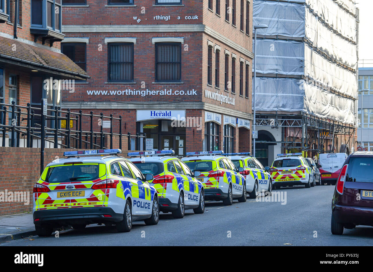 Worthing West Sussex Views & Einzelhandel - Lokale Papier Worthing Herald Büros mit Polizei Autos von der örtlichen Polizeidienststelle außerhalb Foto aufgenommen von Stockfoto