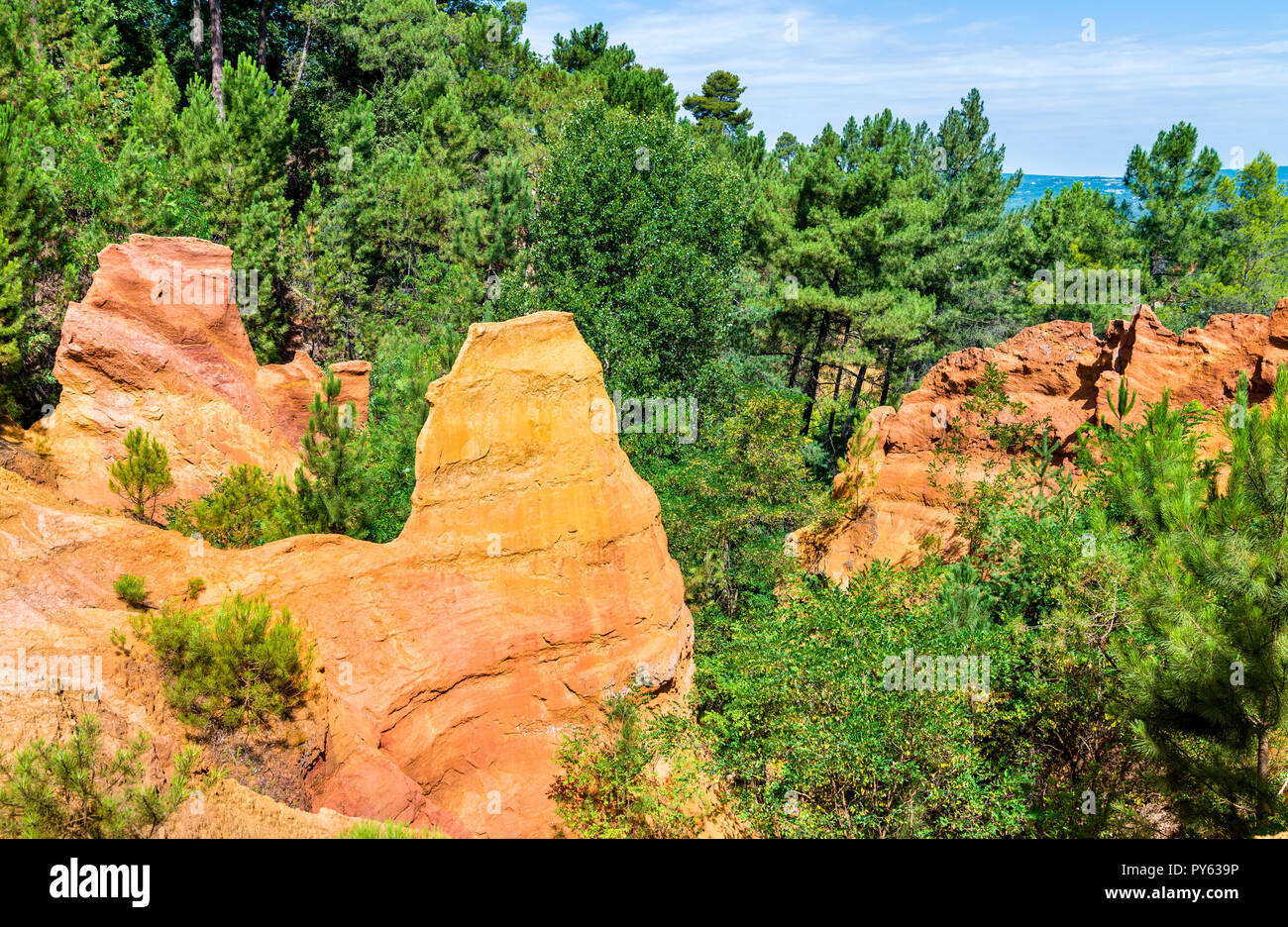 Ockerfarbenen Hügeln bei Roussillon in der Provence, Frankreich Stockfoto