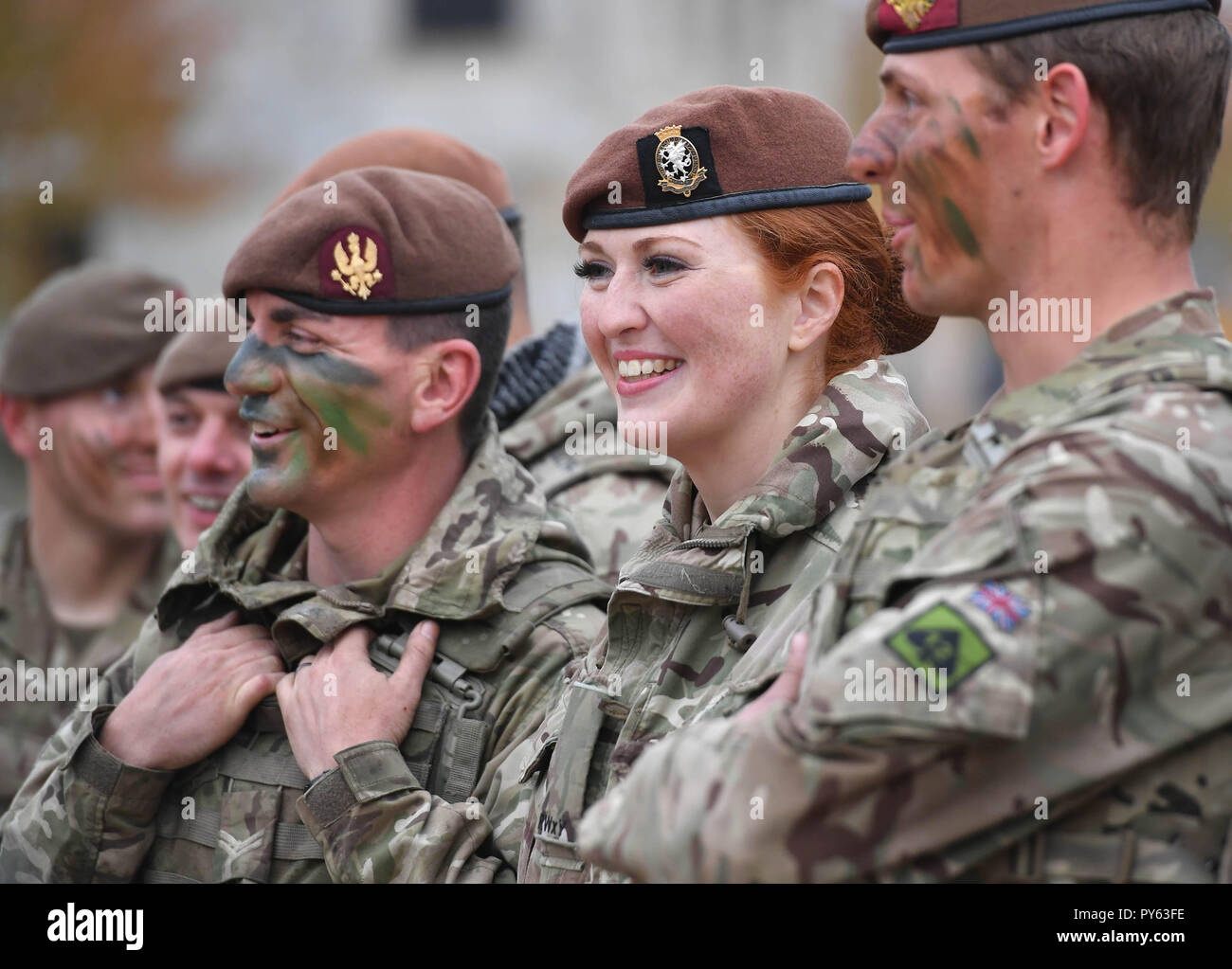 Royal Wessex Yeomanry Tank Gunner reservist Hauptgefreiter Kat Dixon, 28, von Swindon in einem Land Combat Demonstration mit Frauen in Befehl Beiträge an Copehill unten Dorf auf Salisbury, Wiltshire. Verteidigungsminister Gavin Williamson hat angekündigt, dass alle Rollen, die in der militärischen jetzt offen sind für Frauen. Stockfoto