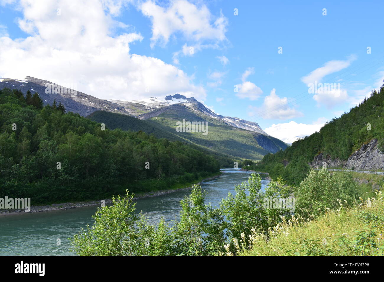 Beiarelv høgtinden Berg und Fluss. Beiarn, Nordland, Norwegen Stockfoto