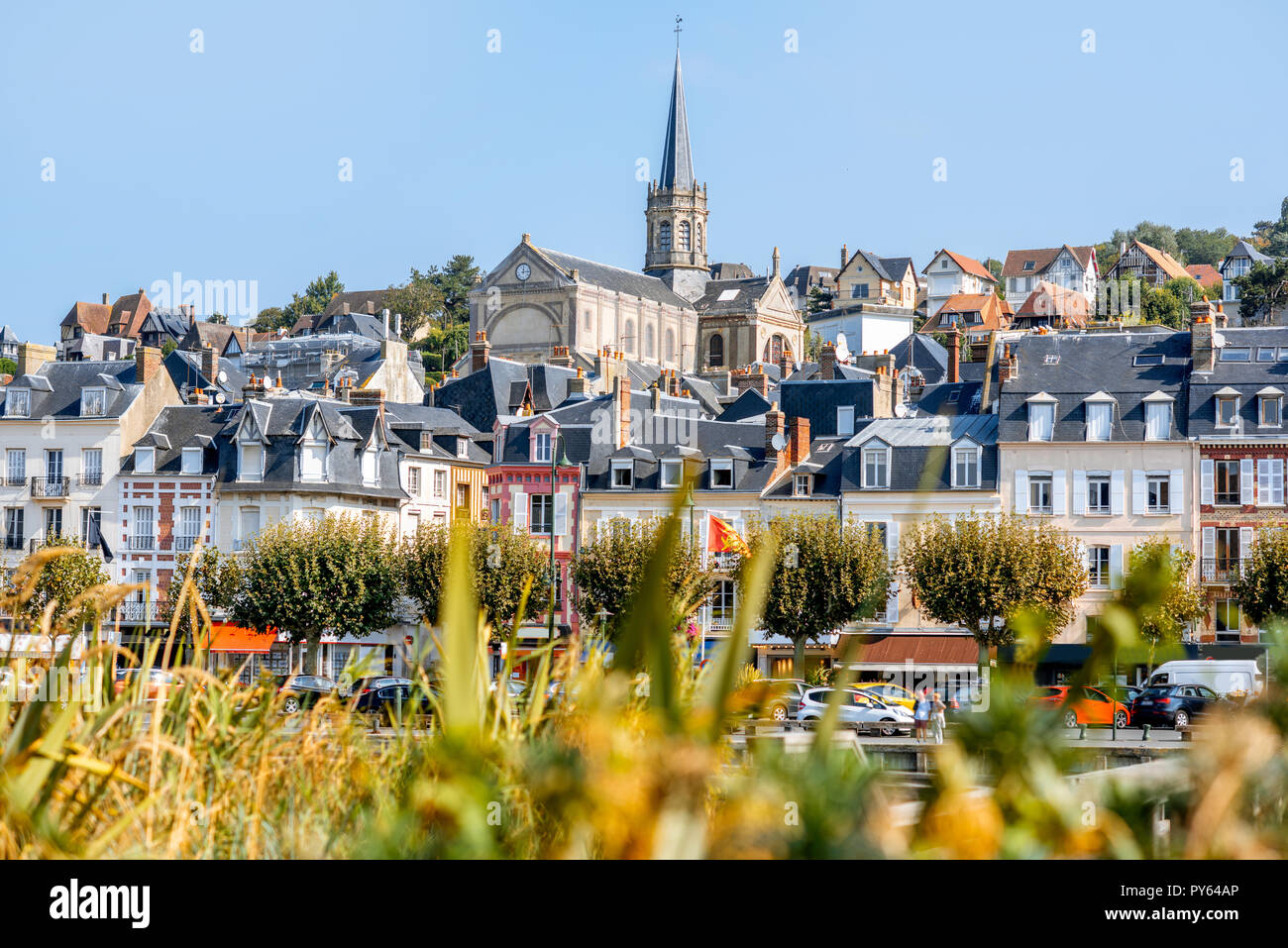 Landschaft Blick auf den Riverside von Trouville Dorf mit Kirchturm in der berühmten französischen Resort in der Normandie Stockfoto