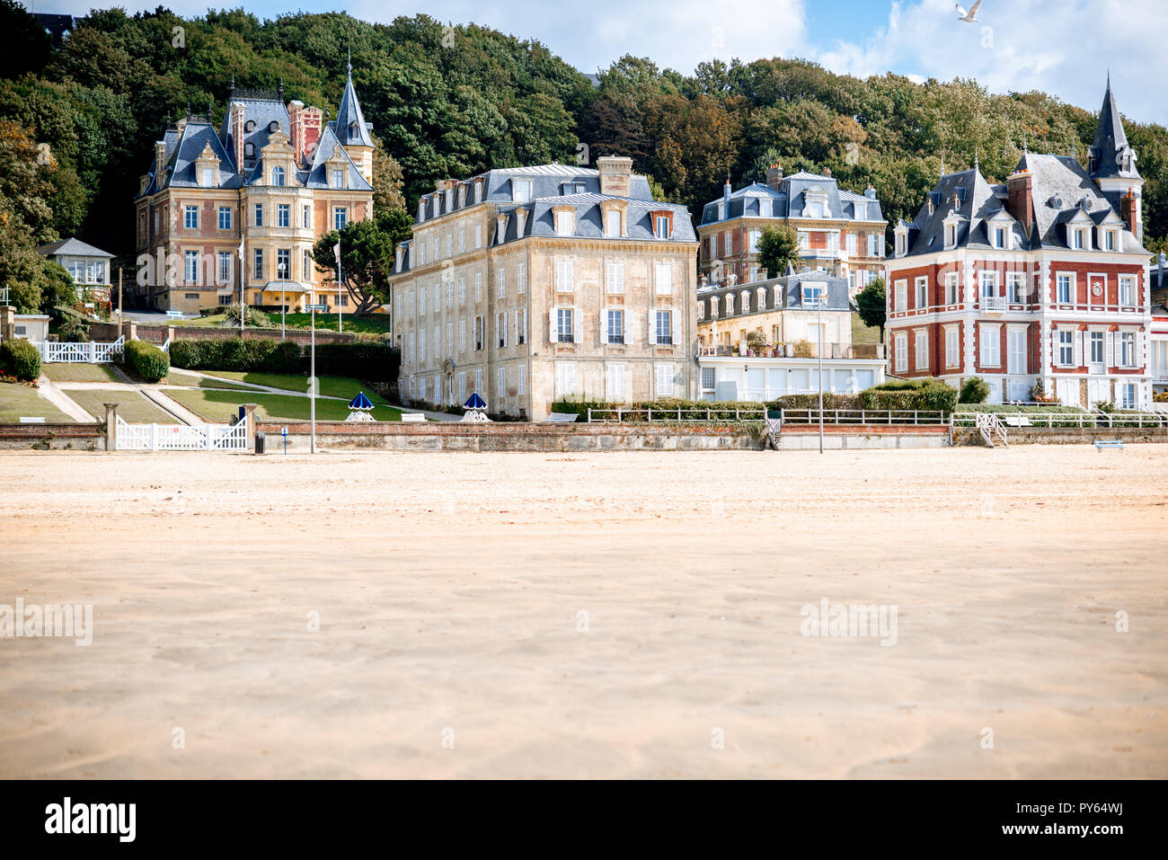 Blick auf den cooastline mit Sandstrand und luxuriöse Gebäude in Trouville, berühmte französische Stadt in der Normandie Stockfoto