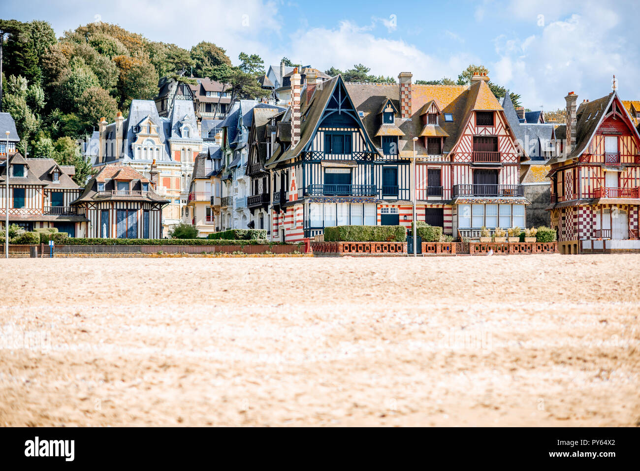 Blick auf den cooastline mit Sandstrand und luxuriöse Gebäude in Trouville, berühmte französische Stadt in der Normandie Stockfoto