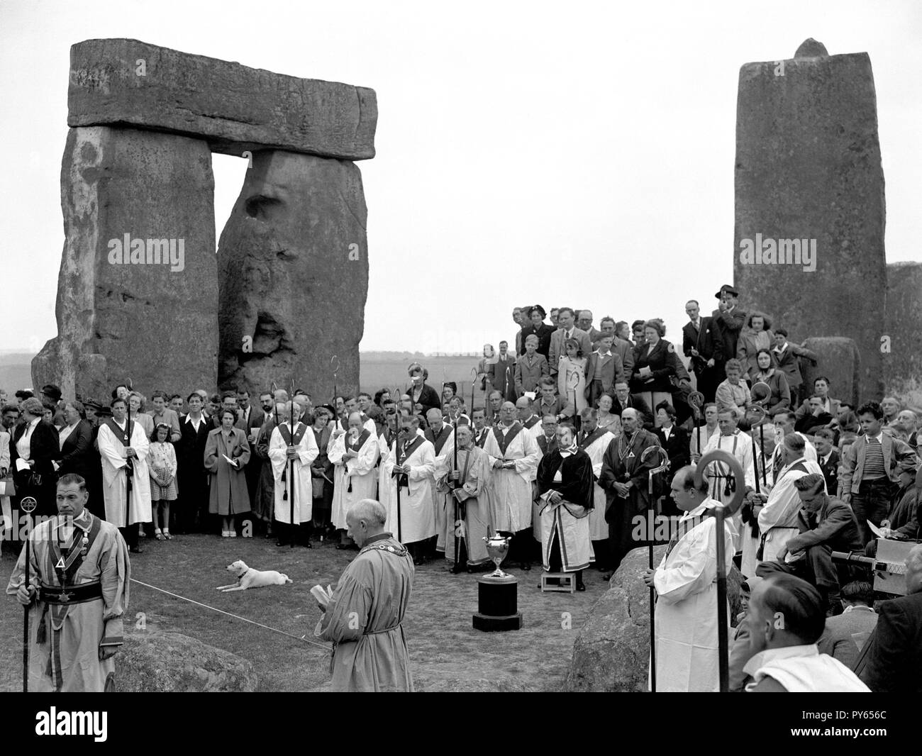 Foto vom 20/06/1949 der Mitglieder der Haemus Lodge (Brighton und Worthing in Sussex) während ihrer Mitte Sommer Zeremonie in Stonehenge. Der Standort in Wiltshire ist Kennzeichnung hundert Jahre seit Stonehenge der Nation gespendet wurde. Stockfoto