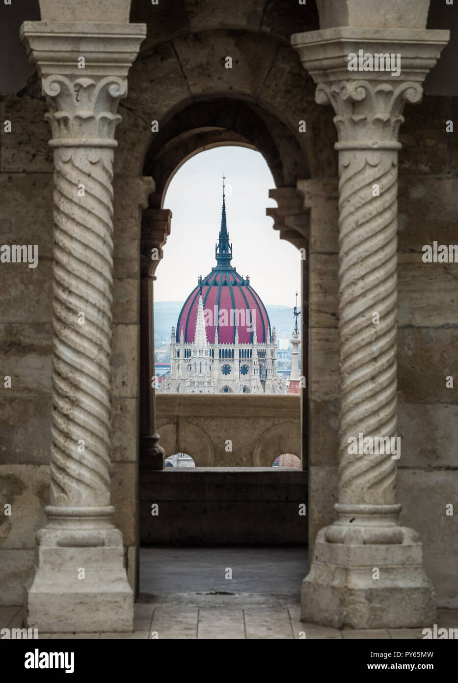 Budapest, Ungarn - Das ungarische Parlament Gebäude durch eine mittelalterliche Balkon mit Bogen und gotischen Säulen Stockfoto