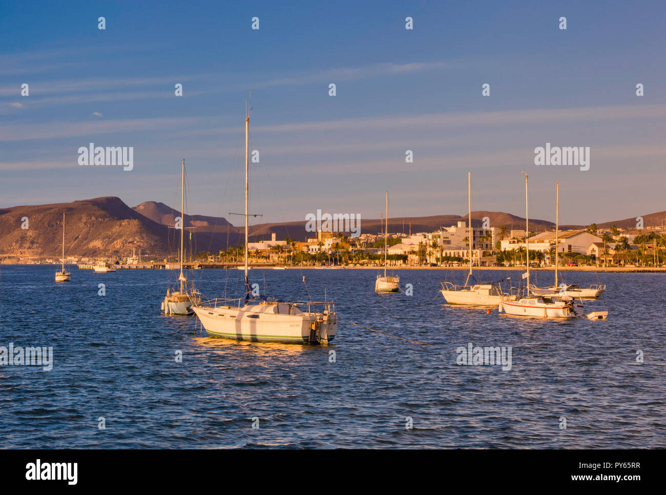 Boote im Bahia de la Paz bei Sonnenuntergang, La Paz, Baja California Sur, Mexiko Stockfoto