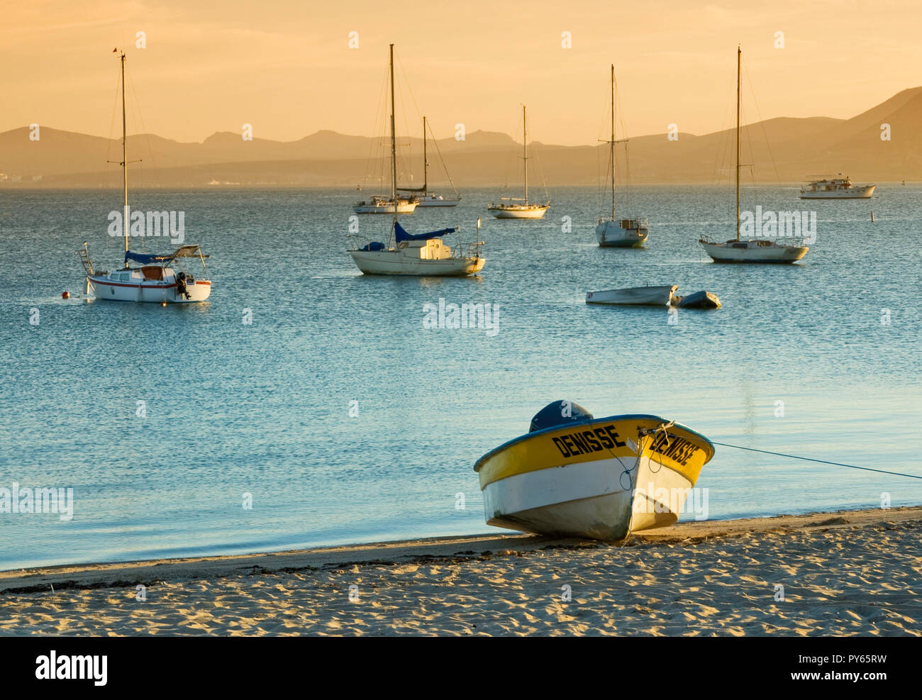 Boote am Strand bei Sonnenaufgang, Malecon, La Paz, Baja California Sur, Mexiko Stockfoto