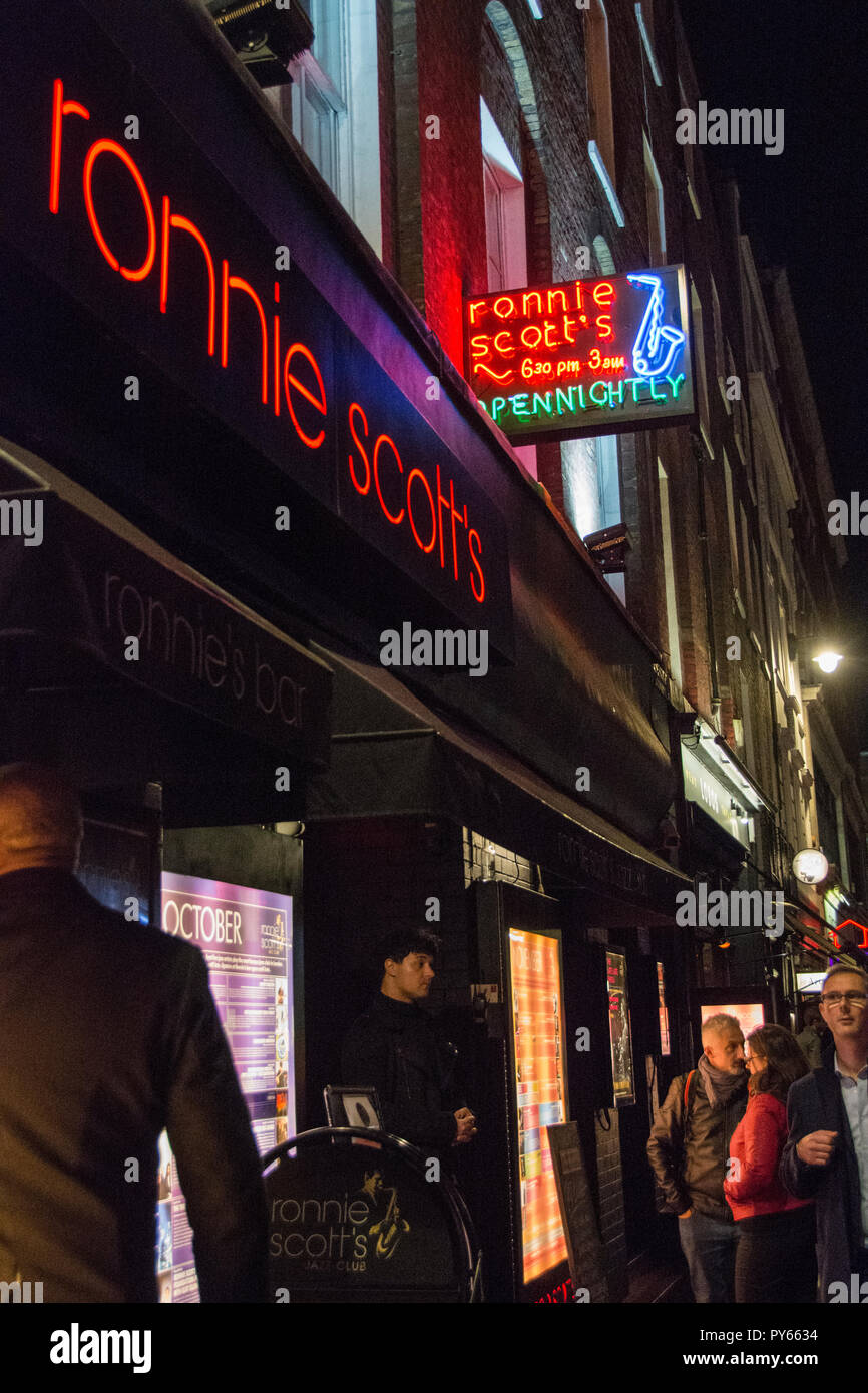 Ein Türsteher vor dem Eingang zu Ronnie Scotts Nachtclub und Jazz-Veranstaltungsort, Frith Street, Soho, London, England, GROSSBRITANNIEN Stockfoto