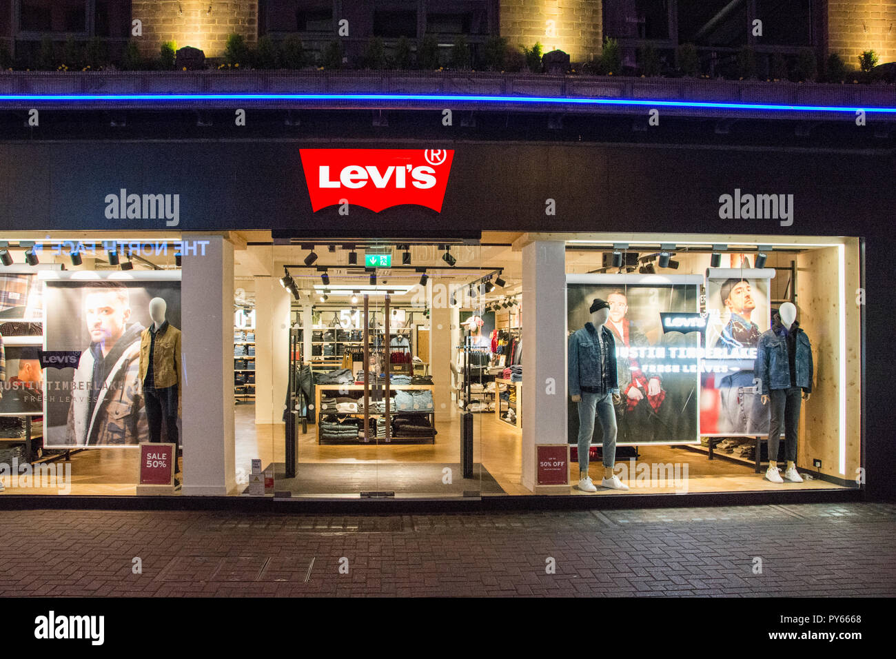 Levis Shop Stockfotos und -bilder Kaufen - Alamy