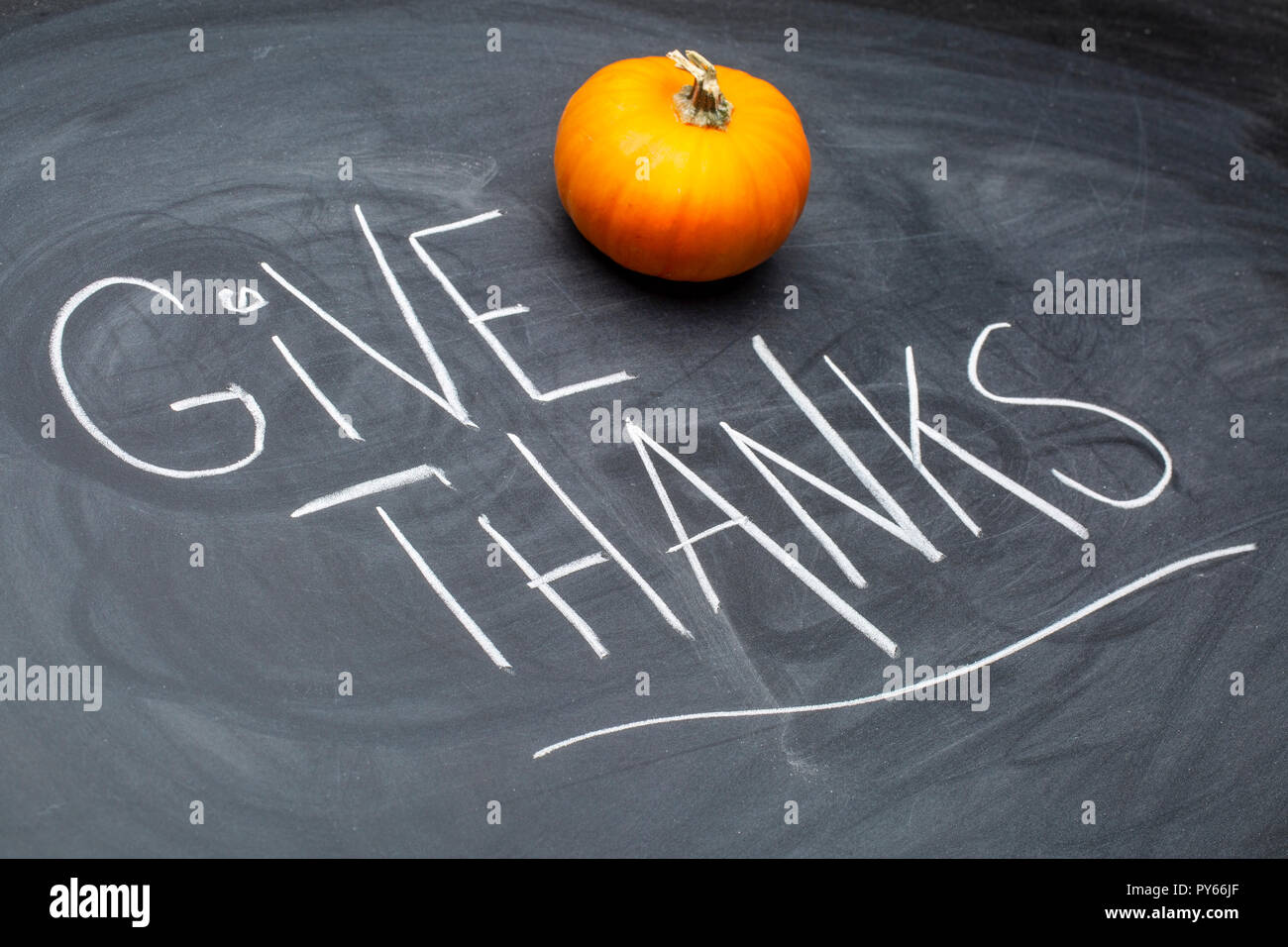 Danke Erinnerung - Thanksgiving Konzept - Handschrift in weißer Kreide auf einer Tafel mit einem Kürbis Kürbis Stockfoto
