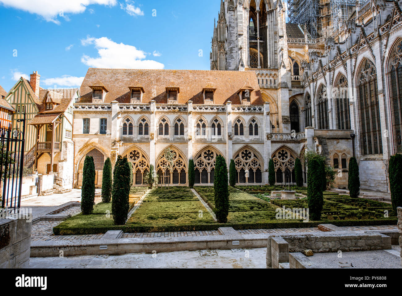 Hinterhof der berühmten Kathedrale von Rouen in Rouen, der acpital der Normandie in Frankreich Stockfoto