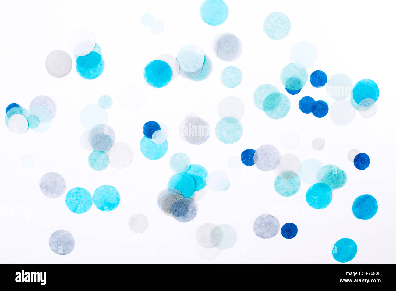Bunte Kreise Konfetti auf weißem Hintergrund. Stockfoto