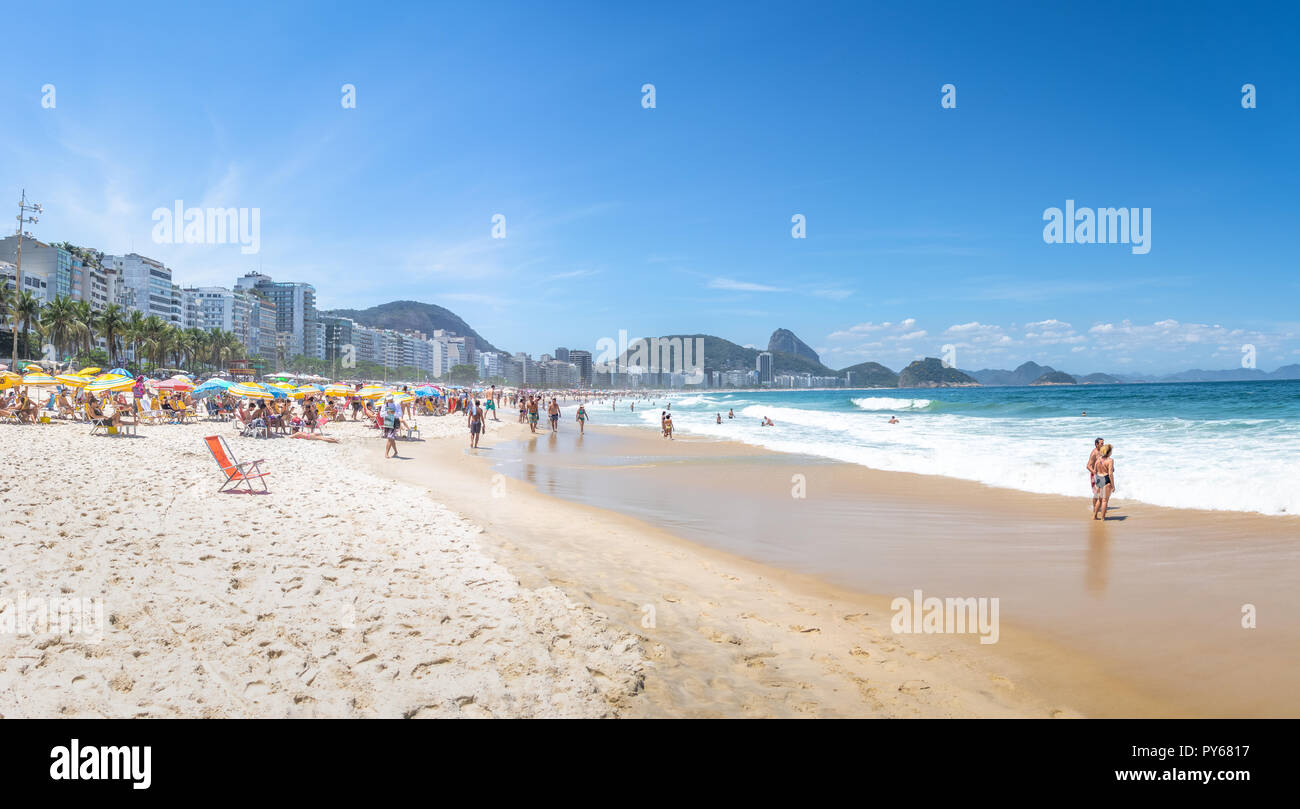 Panoramablick auf den Strand von Copacabana und Zuckerhut auf Hintergrund - Rio de Janeiro, Brasilien Stockfoto
