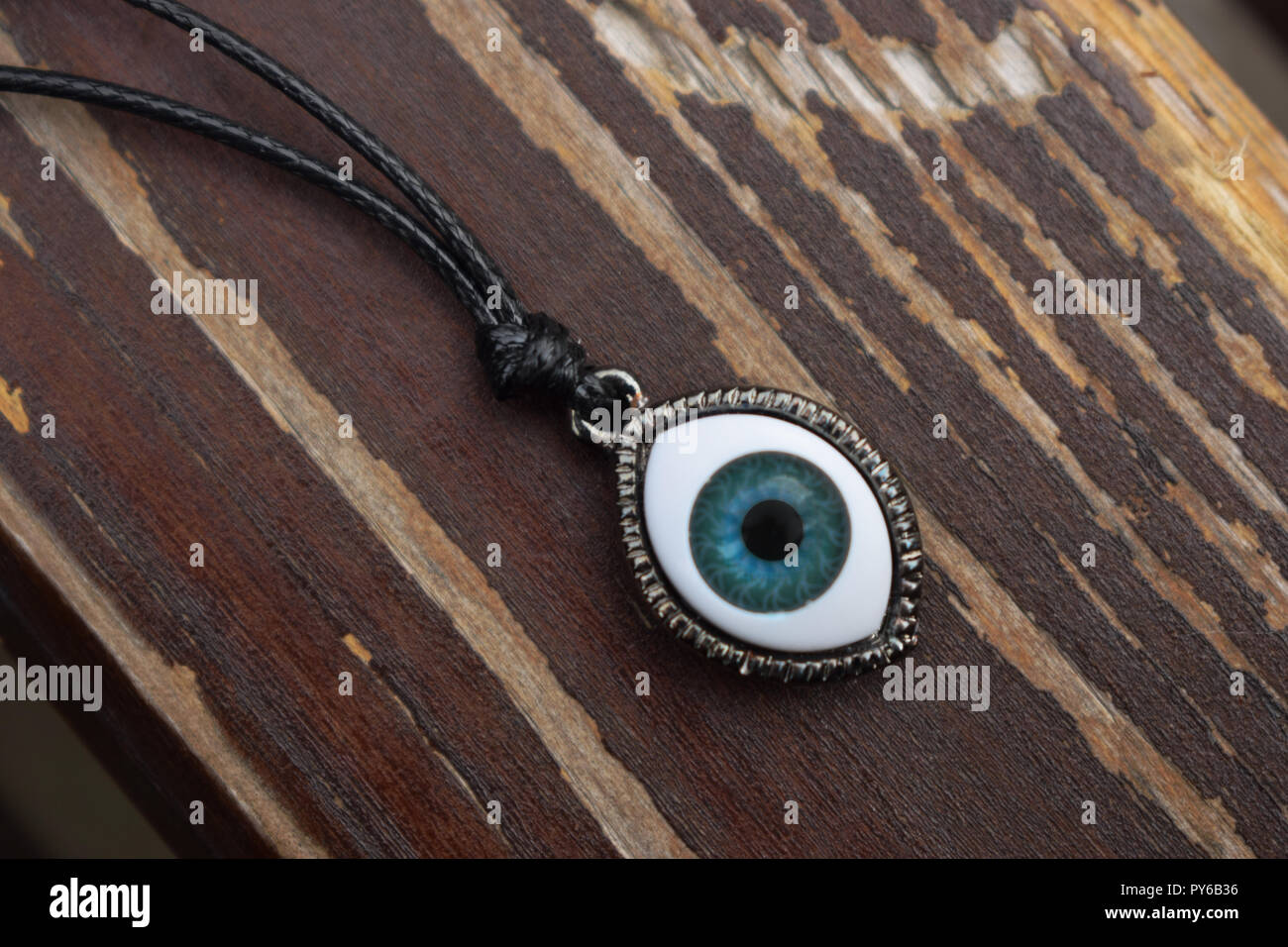 Blue eye Amulett auf einer hölzernen Hintergrund. Stockfoto
