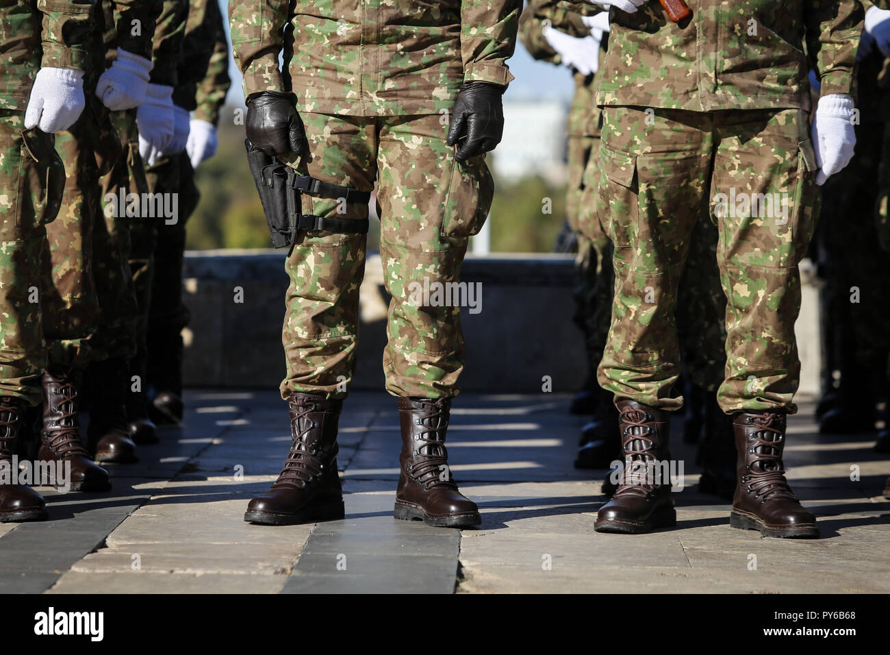 Soldat der Beine in Army Stiefel in einem Wald Stockfoto Soldat der Beine in Army Stiefel in einem Wald Stockfoto