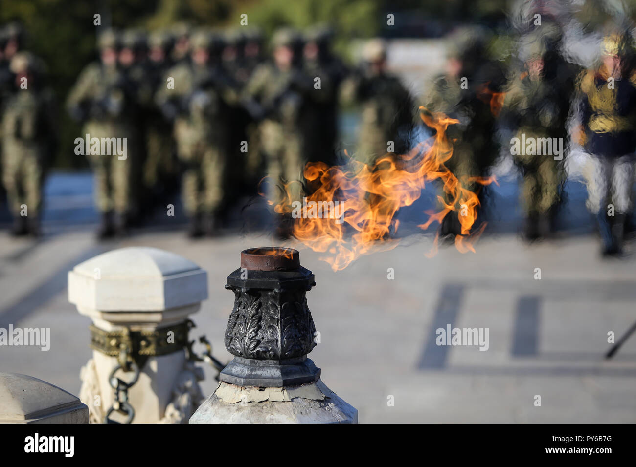 Ewige Flamme für die Helden am Denkmal in Erinnerung an die gefallenen Soldaten während des Zweiten Weltkriegs, in Bukarest, Rumänien Stockfoto