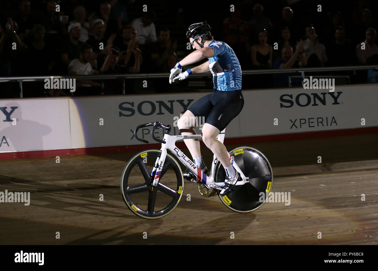 Der Österreicher Andreas Müller feiert während der sechs Tag Männer 7.5km Punkte Rennen bei Tag drei der sechs Tag Reihe bei Lee Valley Velopark, London. Stockfoto