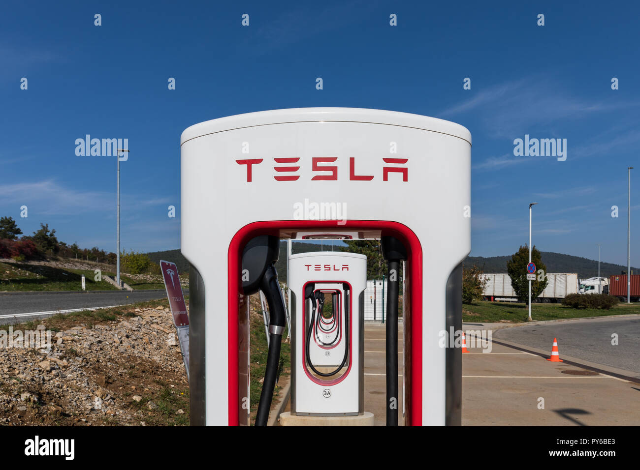 Tesla Kompressor Stall-Kozina, Slowenien Stockfoto