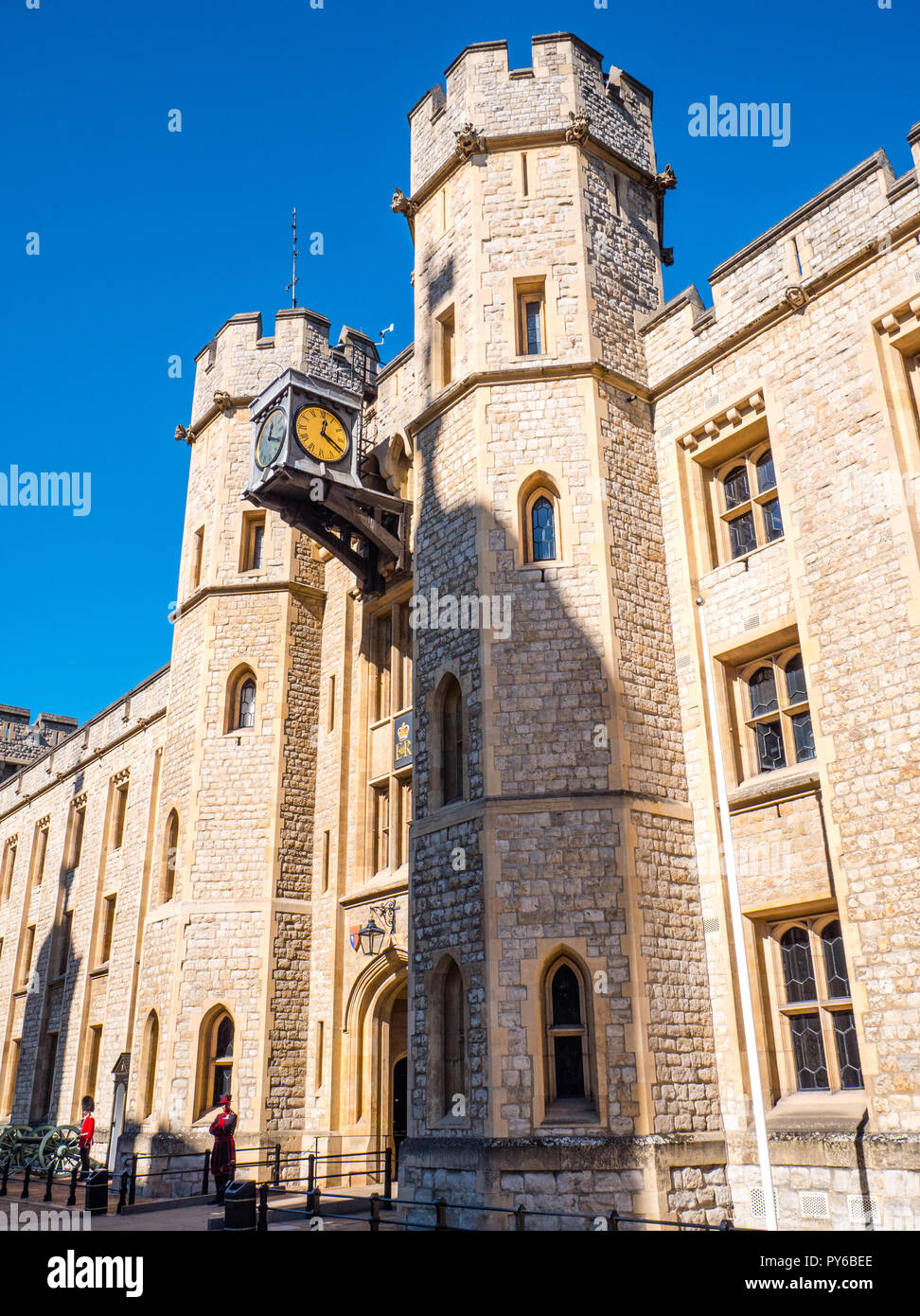 Beefeater und Royal Guard, Bewachung, Waterloo Block, der Heimat der Kronjuwelen, der Tower von London, England, UK, GB. Stockfoto