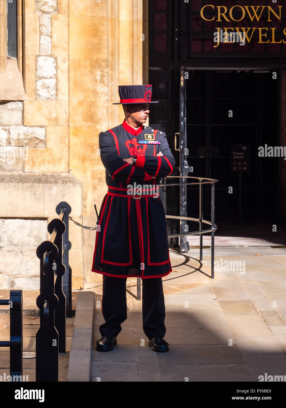 Beefeater, Wache, Außerhalb der Kronjuwelen, Waterloo Block, der Tower von London, England, UK, GB. Stockfoto